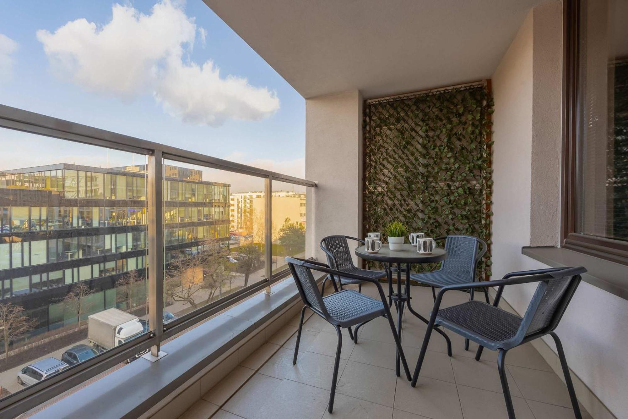 Stylish With Parking By Renters